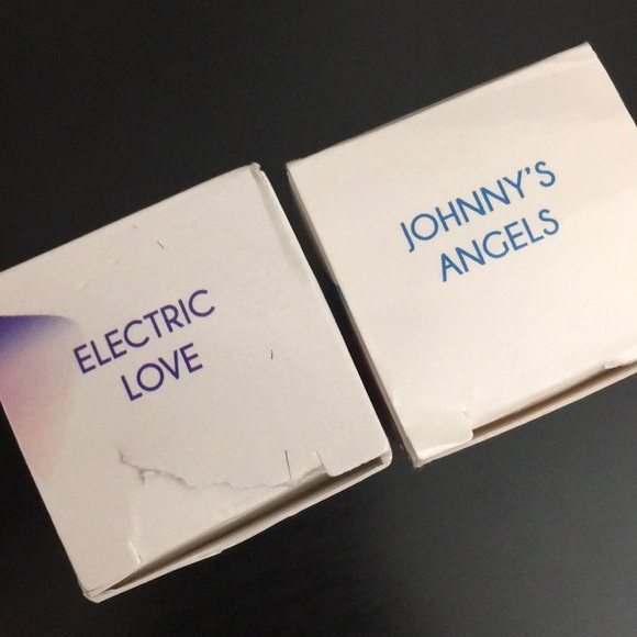 Set of 2 Pretty Woman Nail Polishes - Picture 2 of 5